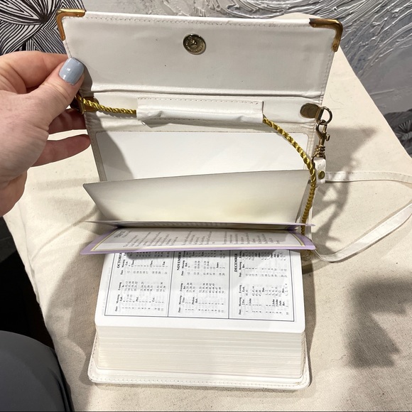 Precious Moments Vintage Children’s bible in carrying case with strap - Picture 6 of 7